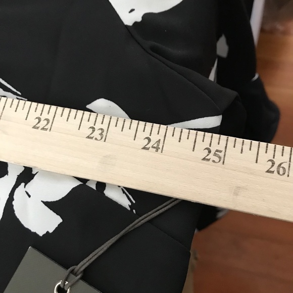 VINCE CAMUTO Floral Bell Flutter Sleeve Blouse V-Neck NWT Women’s Plus Size 1X - Picture 9 of 16